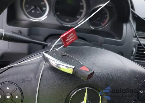 2010 Mercedes-Benz C 300 Luxury/Sport z USA, uszkodzony, nr VIN WDDGF5EB2AR086368